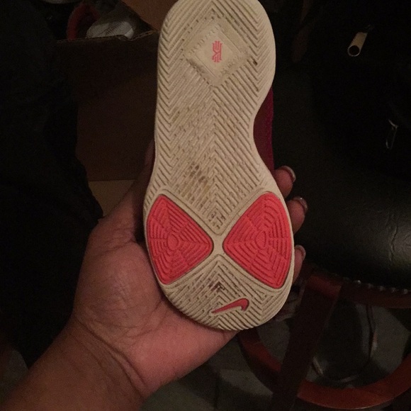 nike kyrie - Picture 3 of 4